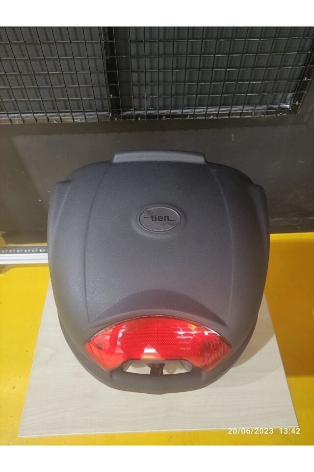 TOPCASE TİEN 33 LT. SİYAH ÇANTA TÜM APARATLARI DAHİL