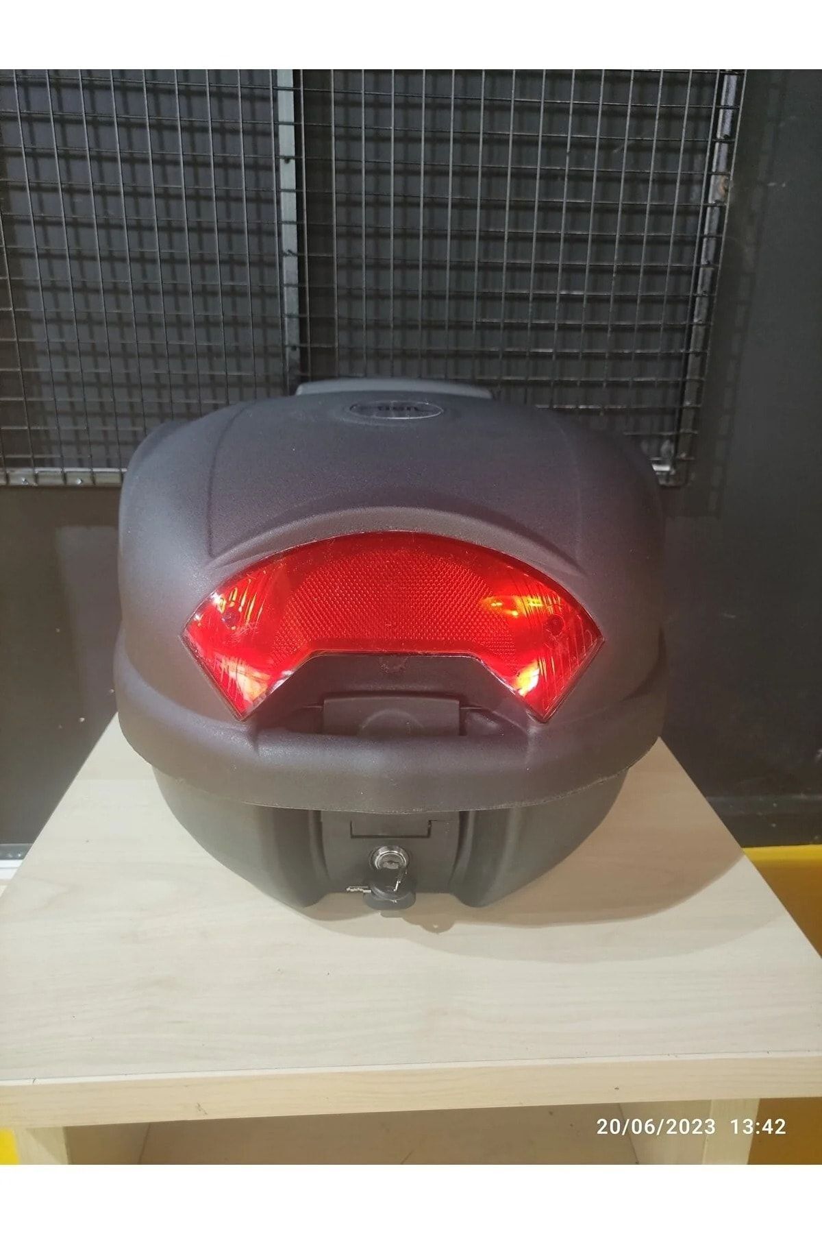 TOPCASE TİEN 33 LT. SİYAH ÇANTA TÜM APARATLARI DAHİL